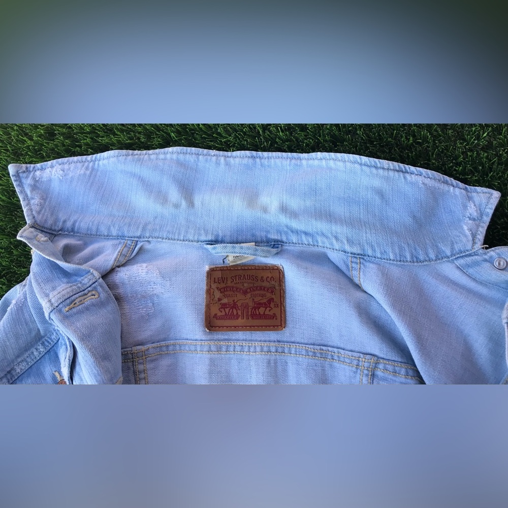 Levi's Classic Light Blue Jean Jacket - Picture 14 of 14
